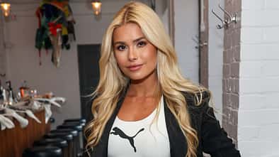 Pamela Reif lächelt im Puma-Sport-Bh in die Kamera