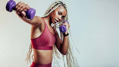 junge frau beim workout mit kleinen gewichten