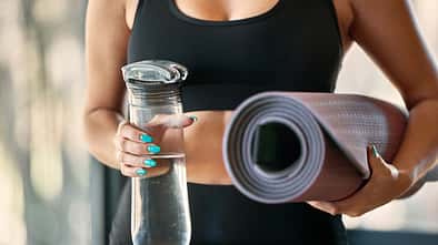 Brusttraining mit Wasserflasche