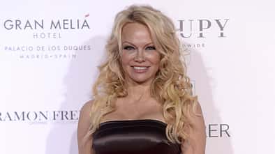 Pamela Anderson lächelt auf der Global Gift Gala in die Kamera