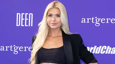 Pamela Reif lächelt in die Kamera auf einem Tennis Tournament