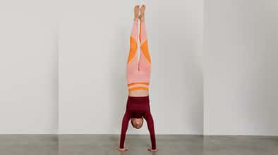 Redakteurin Martina macht einen Handstand