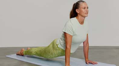 Katja Wiedermann macht die Yoga-Pose heraufschauender Hund