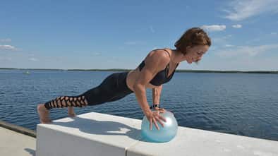 Eileen Gallasch macht eine Plank
