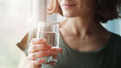 Frau trinkt Wasser