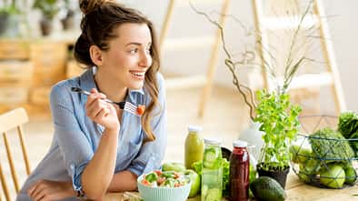 Frau isst veganes Essen