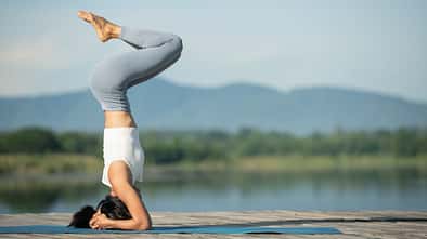 Frau macht Yoga