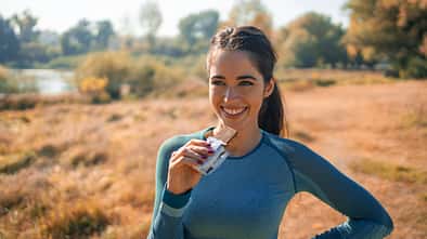Frau während des Trainings mit Snack 