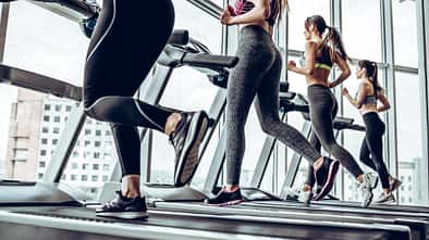 Frauen auf dem Laufband in Gym