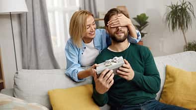 Mit unseren Geschenkideen für Männer wird das nächste Präsent zum Volltreffer.