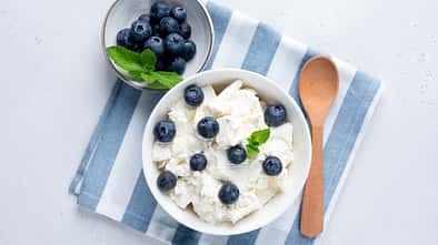 Cottage,Cheese,,Quark,Or,Curd,In,Bowl,Served,With,Blueberries