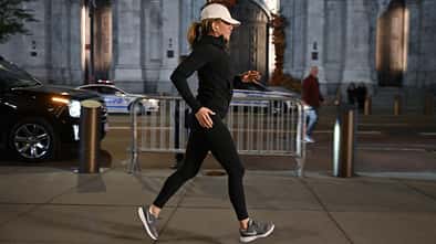 Jennifer Aniston joggt über eine Straße in New York City