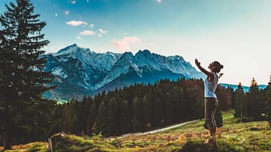 Junge Frau wandert in Garmisch-Patenkirchen