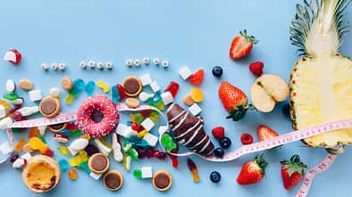 Ein Bild mit süßen Lebensmitteln und dem Spruch "Eat less Sugar"