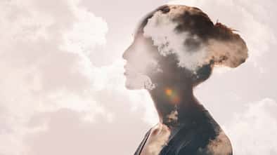 Psychologisches Konzept. Sonnenaufgang und Frauensilhouettenkopf