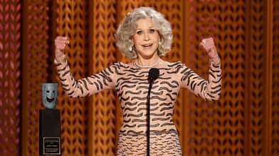 Jane Fonda lächelt in die Kamera auf den Annual Screen Actors Guild Awards in Los Angeles