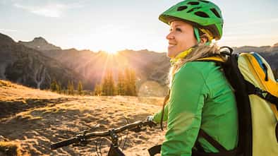 Frau mit Mountainbike in der Sonne