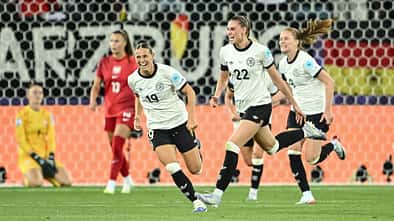 Jule Brand mit weiteren Fußballerinnen, nachdem sie im ersten Länderspiel der UEFA Womens EURO 2025 gegen Polen ihr erstes Tor geschossen 