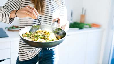 Frau mit Salatschale