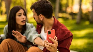 So reagierst du bei Eifersucht