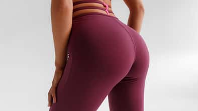 Fitnessmodel von hinten mit trainiertem Po