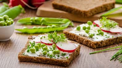 Vollkornbrot mit Radisschen und Erbsen
