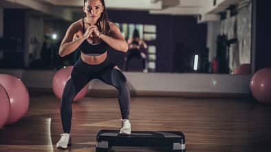 Eine Frau macht Step-Aerobic