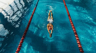 Eine Frau schwimmt im Schwimmbecken