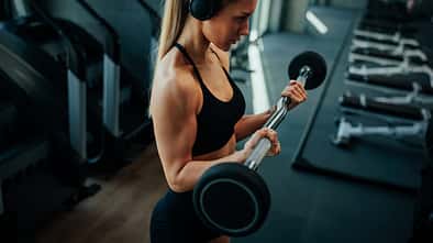 Armtraining mit Hantel 