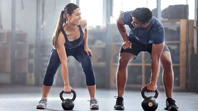 Eine Frau und ein Mann beim Krafttraining Eine Frau und ein Mann beim Krafttraining