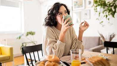 Eine Frau beim Frühstücken