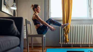 Eine Frau trainiert ihre Bauchmuskeln