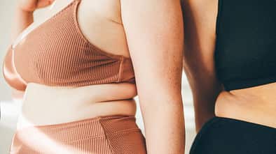 Zwei kurvige Frauen in Sportkleidung