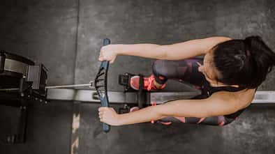 Vogelperspektive einer Frau auf einem Fitnessgerät