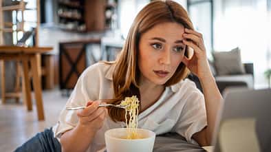 Stress kann das Essverhalten von Frauen verändern 