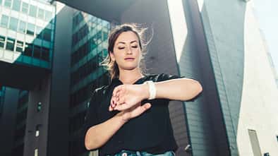 Eine Frau schaut auf ihre Smartwatch