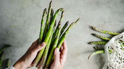 Eine Frau hält Spargel