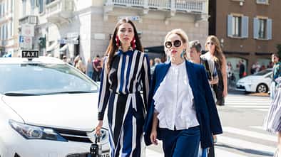 Diese 6 Oberteile gehören in jeden Kleiderschrank