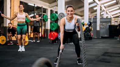 Zwei Frauen beim Crossfit