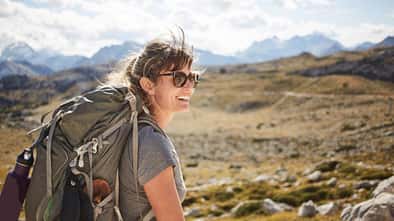 Frau mit Backpack im Wandergebiet
