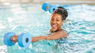 Hydro-HIIT: So effektiv ist hochintensives Training im Wasser