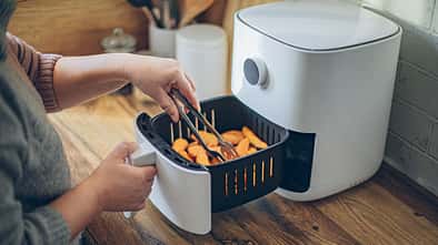 Heißluftfritteusen im Test: Darauf solltest du beim Airfryer-Kauf achten. Heißluftfritteusen im Test: Darauf solltest du beim Airfryer-Kauf achten.