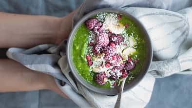 Smoothie-Bowl zum Reinsetzen: Mit Greens, Obst und Kokosflocken