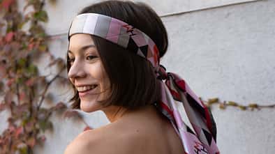 Kopfschmuck macht aus offenen Haaren eine Frisur