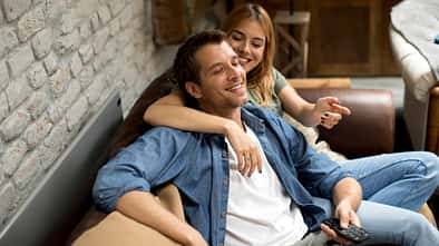 Gemeinsam Serien schauen ist gut für die Paarbeziehung