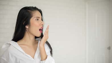 Millionen Menschen auf der Welt leiden an Mundgeruch