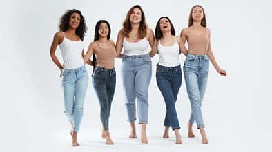 Frauen tragen Jeans