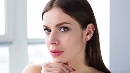 Frau trägt Lippenstift Frau trägt Lippenstift