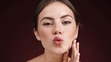 Frau mit rotem Lippenstift und roten Lippen Frau mit rotem Lippenstift und roten Lippen