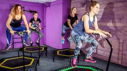 Sportspaß, Motivation, Fitness, Jumping, Trampolin Frauen beim Trampolinspringen im Sportkurs